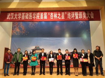 相关领导与获奖学生合影(供图:黄路漫)