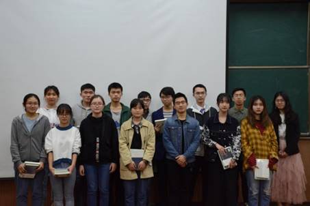 部长与优秀部委合影